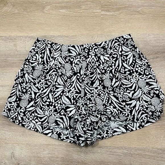 Loft Pineapple Shorts Women's Medium White Black Hawaiian Sunsets Escape Bottom - Picture 1 of 6